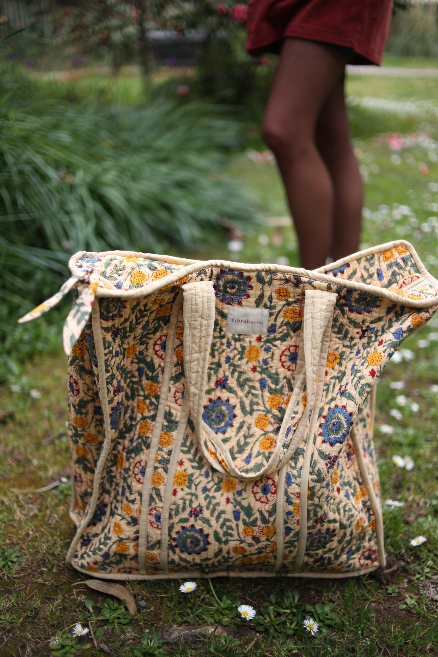 Bolso beige con motivos florales en amarillos, verdes y azules- vista frontal