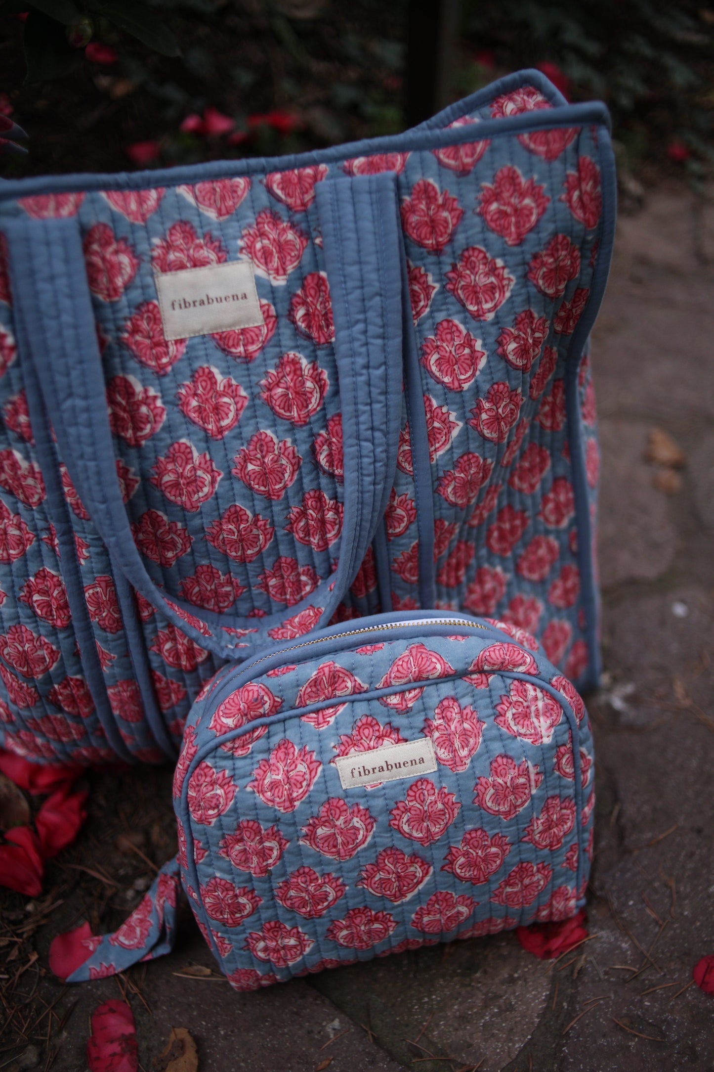neceser y bolso acolchado celeste con detalles florales en rosado