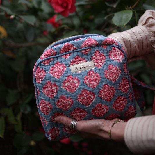 neceser acolchado celeste con detalles florales