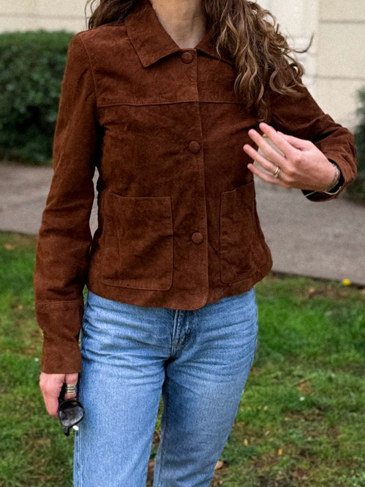 Chaqueta gamuza marrón con botones forrados y bolsillos de parche - Vista Frontal