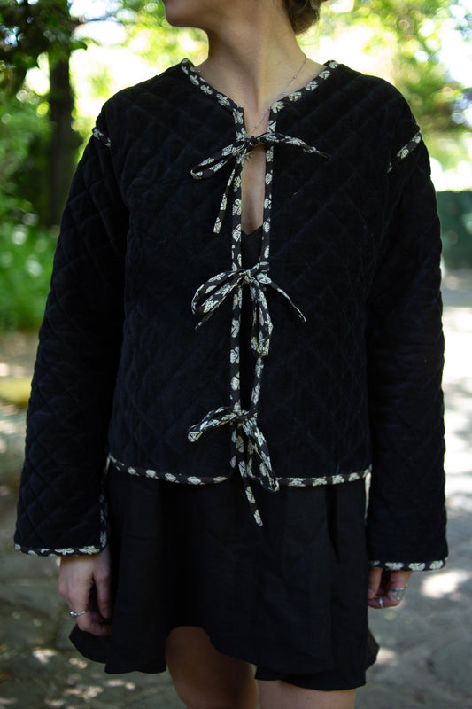 Chaqueta Block & Velvet - Vista Frontal amarrada por lado terciopelo