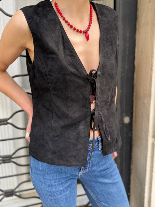 Chaleco negro de gamuza rústica con amarras de cinta - Vista lateral