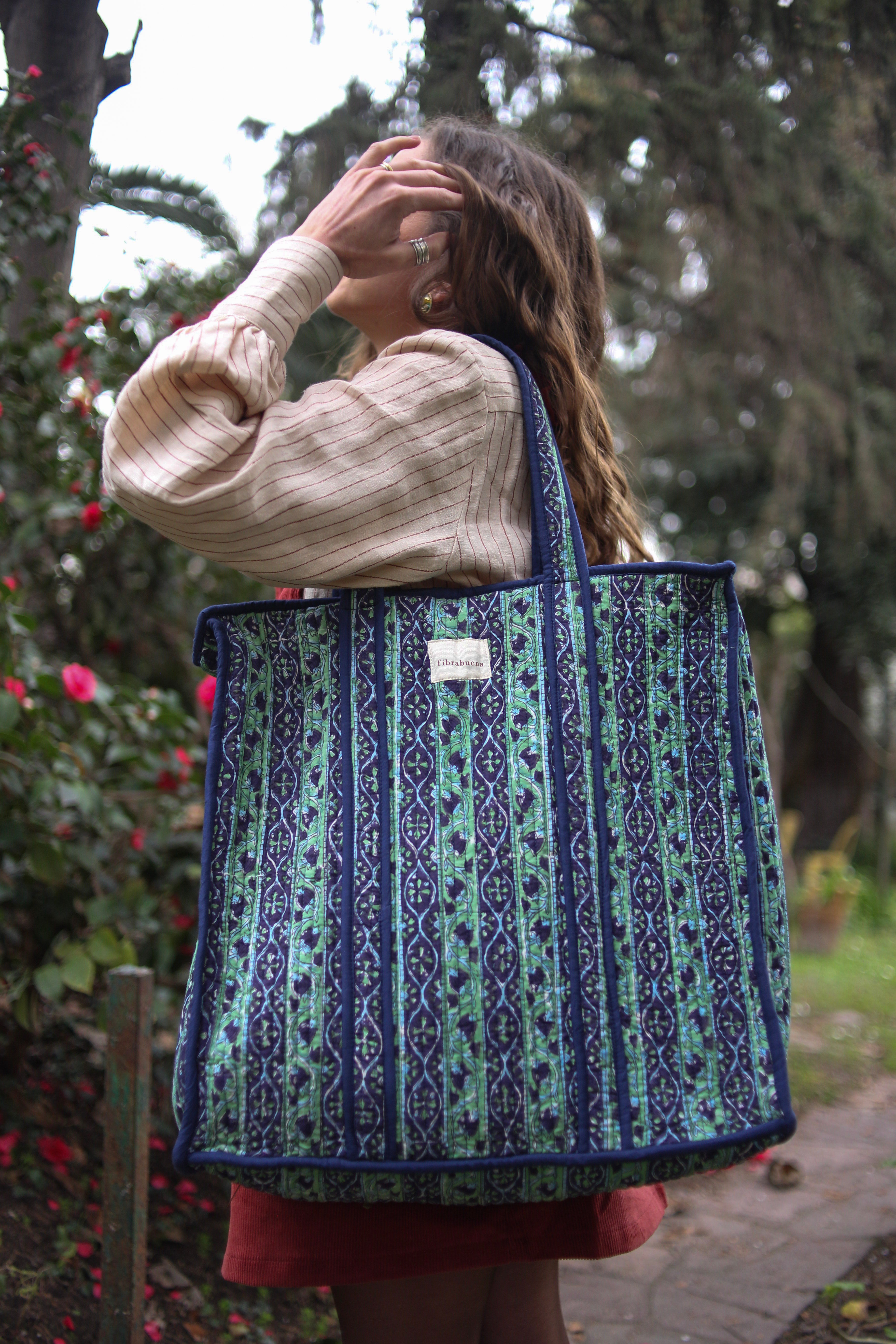 Bolso acolchado grande en tonos azules y verdes y motivos de enredadera