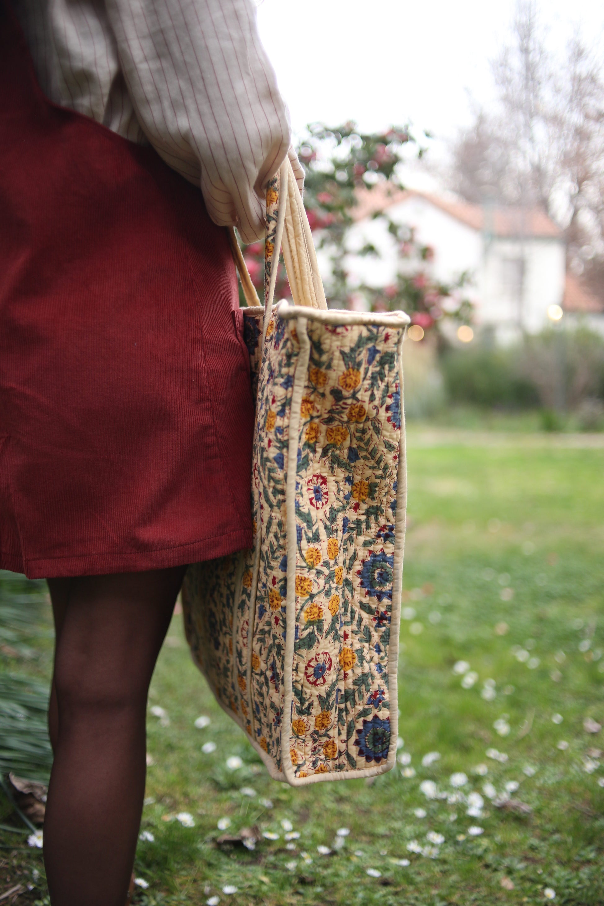 Bolso beige con motivos florales en amarillos, verdes y azules- vista trasera