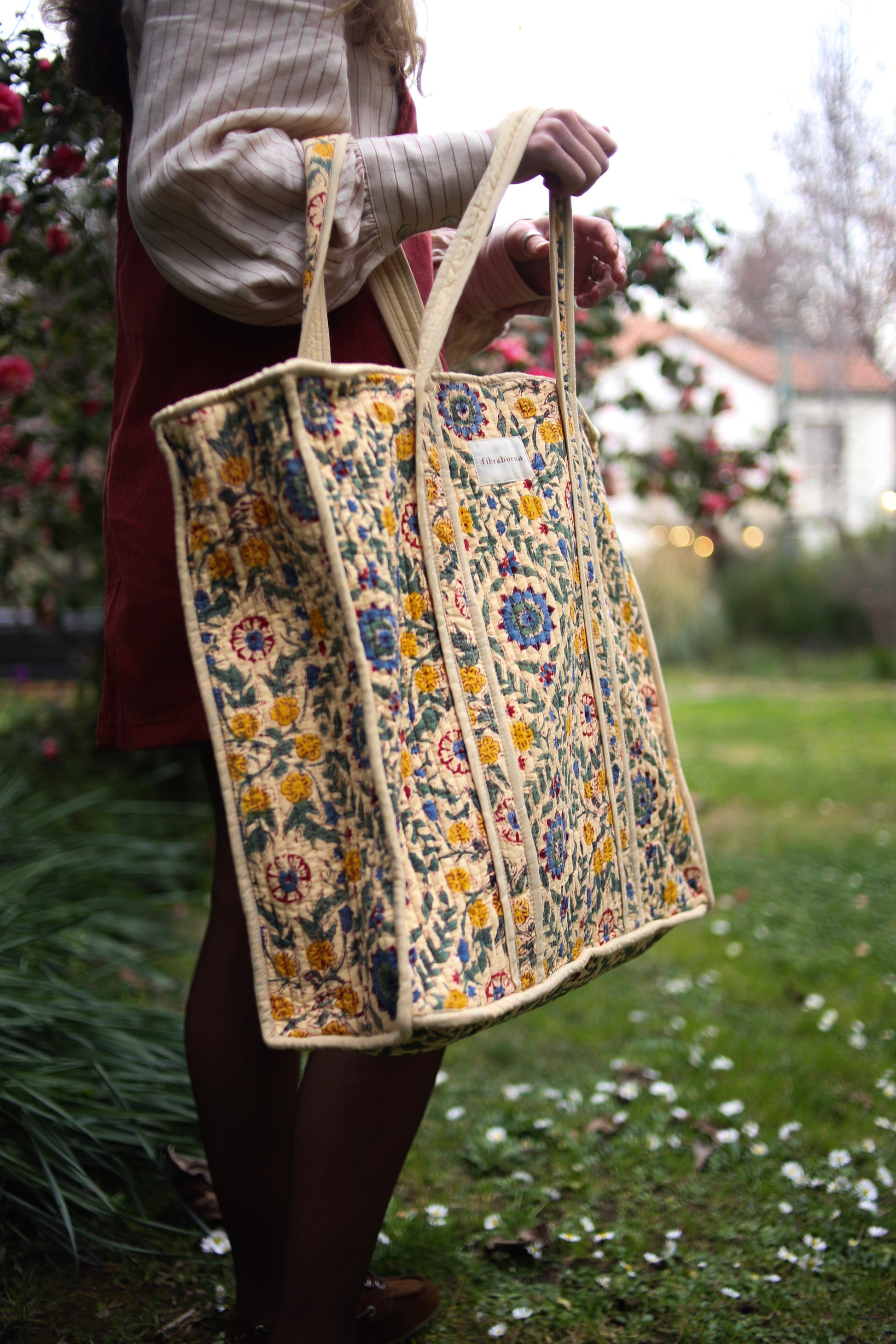 Bolso beige con motivos florales en amarillos, verdes y azules- vista lateral