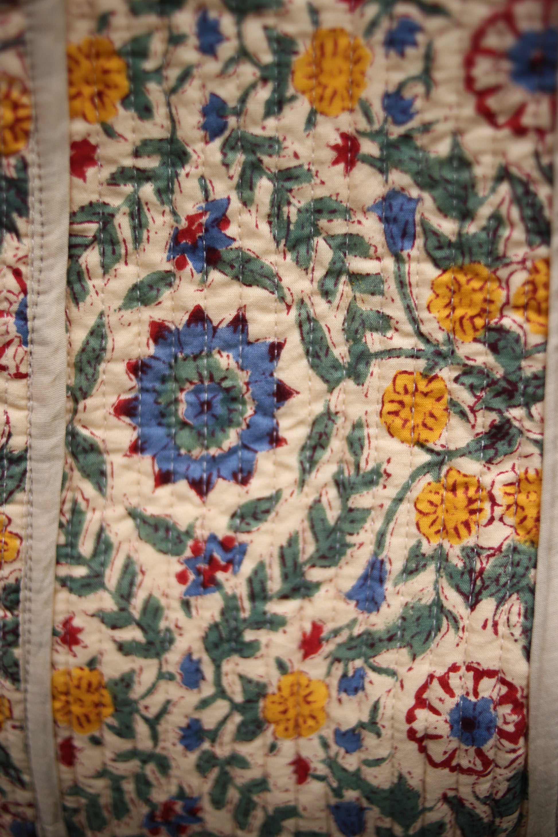 Motivos florales en amarillos, verdes y azules del bolso "La Pradera"