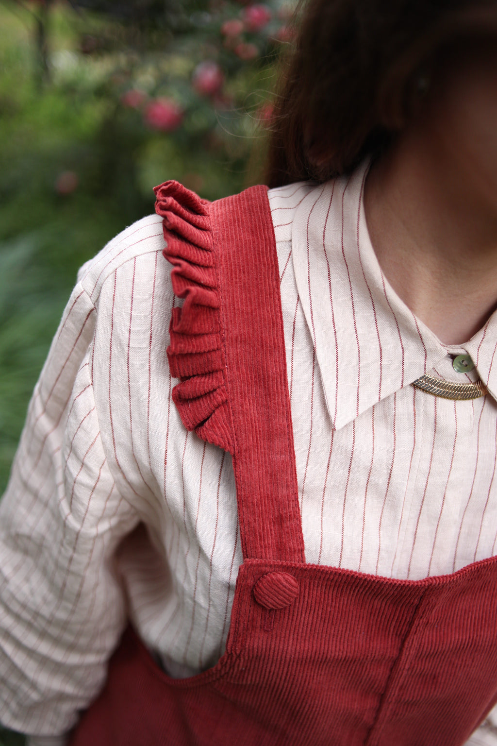 Jardinera cotelé burdeo - detalle tirante con vuelo y botón forrado