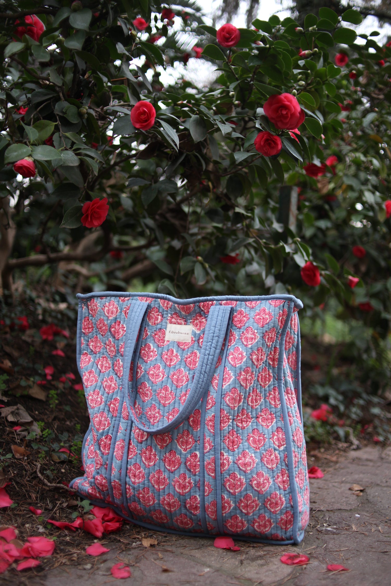 Bolso acolchado celeste con motivos florales en rosado - vista frontal