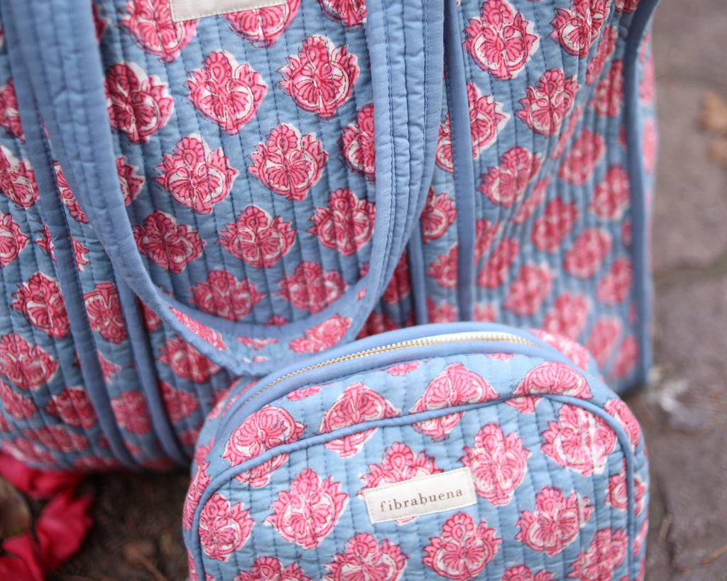 Bolso y neceser acolchado celeste con motivos florales en rosado - vista frontal