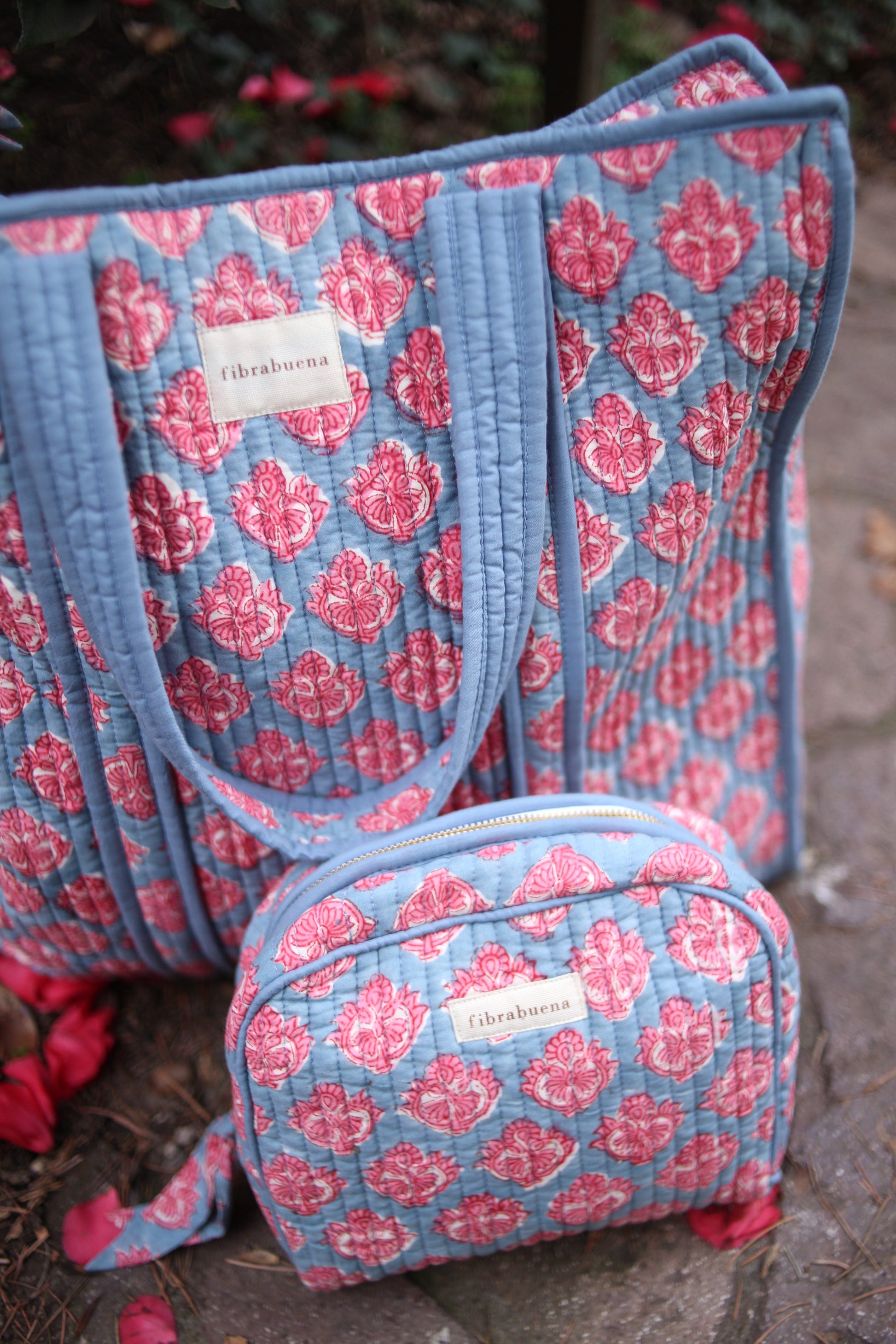 Bolso y neceser acolchado celeste con motivos florales en rosado - vista frontal