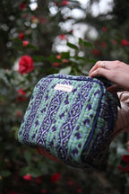 neceser acolchado en tonos verdes y azules - vista lateral