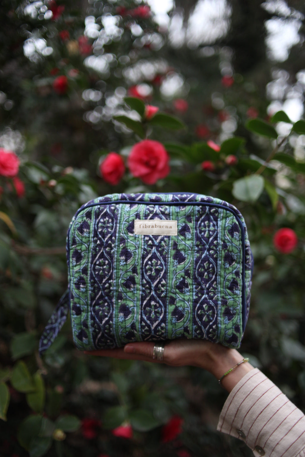 neceser acolchado en tonos verdes y azules - vista frontal
