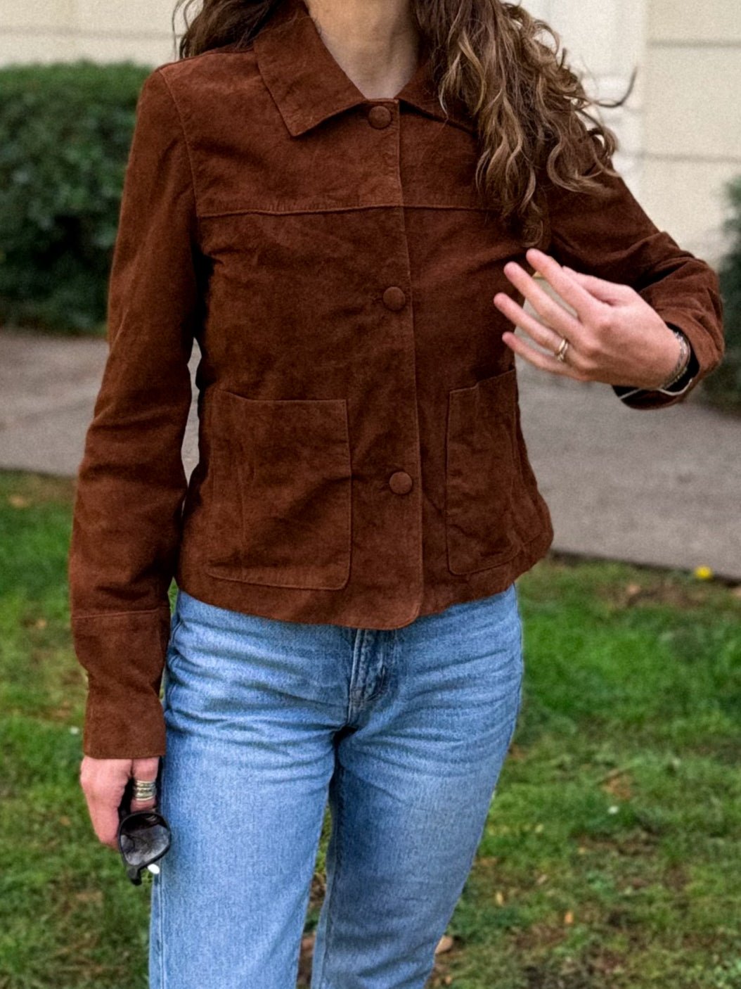 Chaqueta gamuza marrón con botones forrados y bolsillos de parche - Vista Frontal