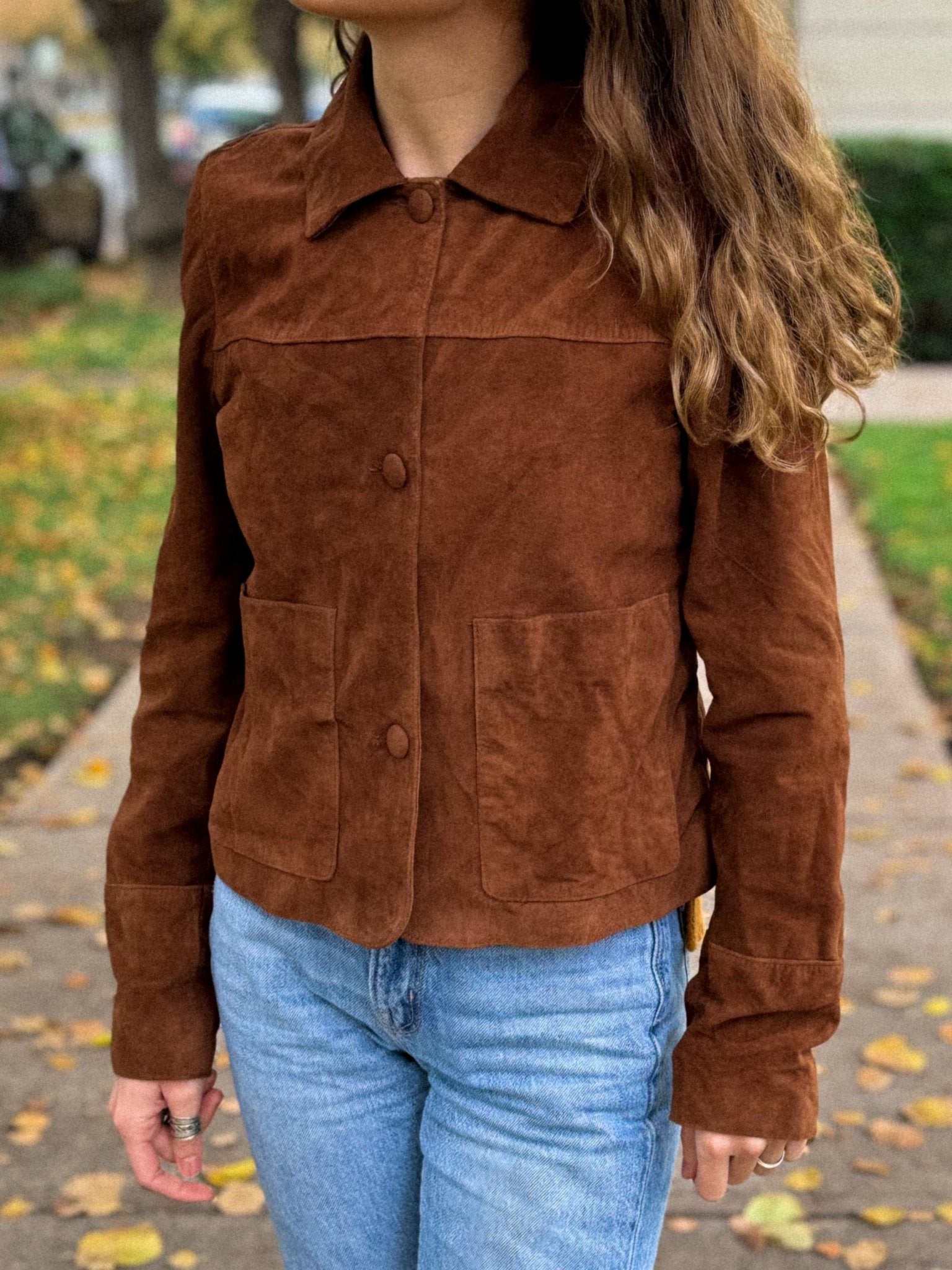 Chaqueta gamuza marrón con botones forrados y bolsillos de parche - Vista Frontal