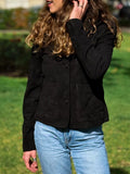 Chaqueta e gamuza negra con bolsillo de parche frontal y botones forrados - Vista frontal