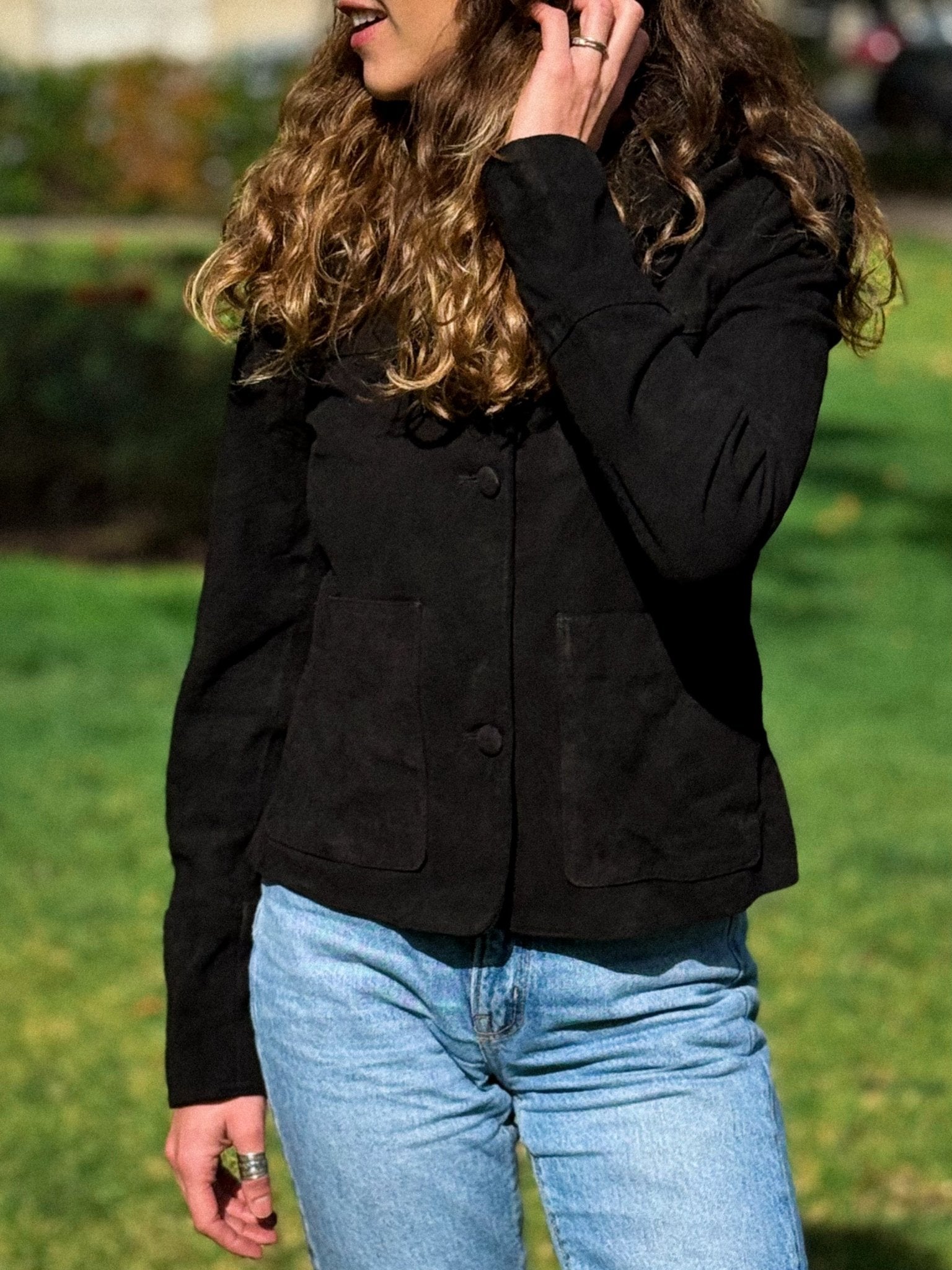 Chaqueta e gamuza negra con bolsillo de parche frontal y botones forrados - Vista frontal