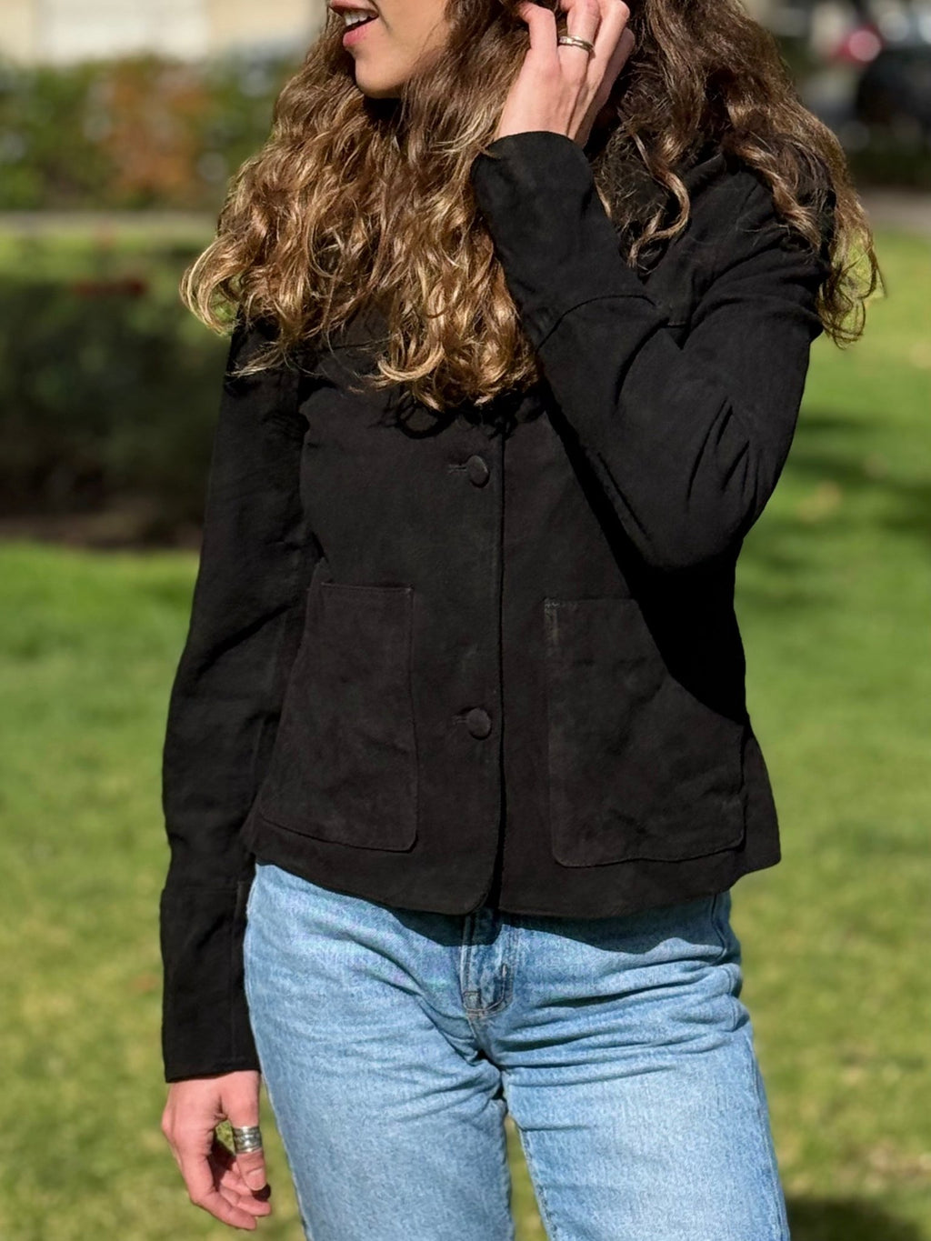 Chaqueta e gamuza negra con bolsillo de parche frontal y botones forrados - Vista frontal