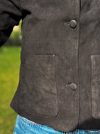 Chaqueta e gamuza negra con bolsillo de parche frontal y botones forrados - Detalle bolsillo y botones