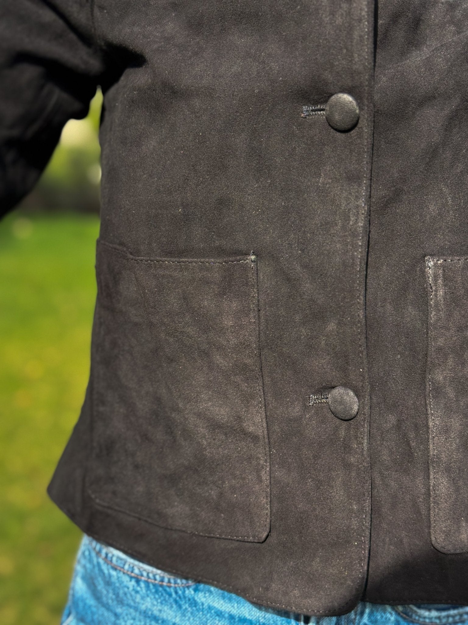 Chaqueta e gamuza negra con bolsillo de parche frontal y botones forrados - Detalle bolsillo y botones