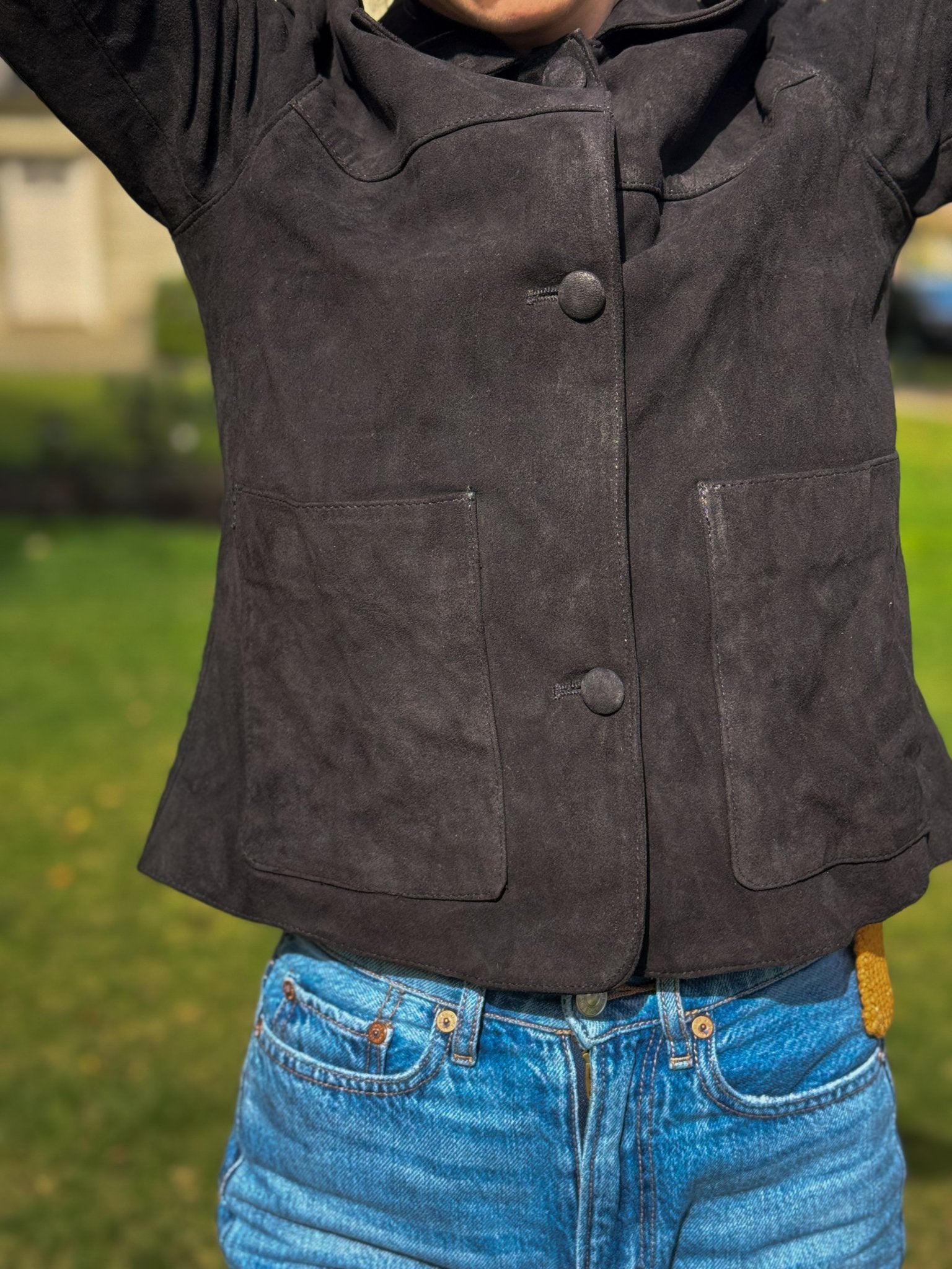 Chaqueta e gamuza negra con bolsillo de parche frontal y botones forrados - Vista frontal