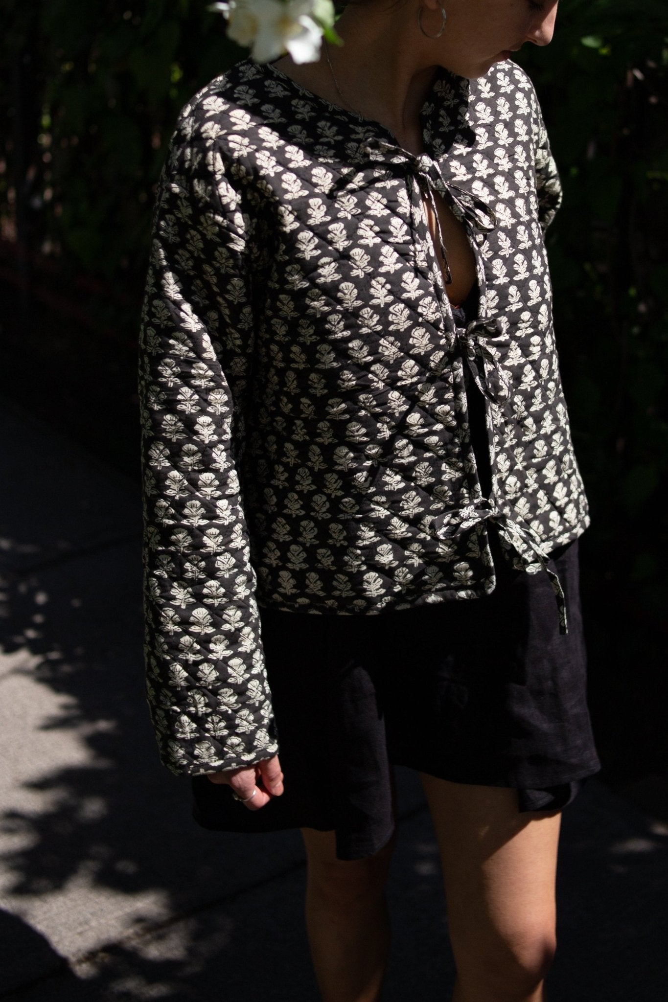 Chaqueta Block & Velvet - Vista Semi lateral cerrada lado algodón espampado