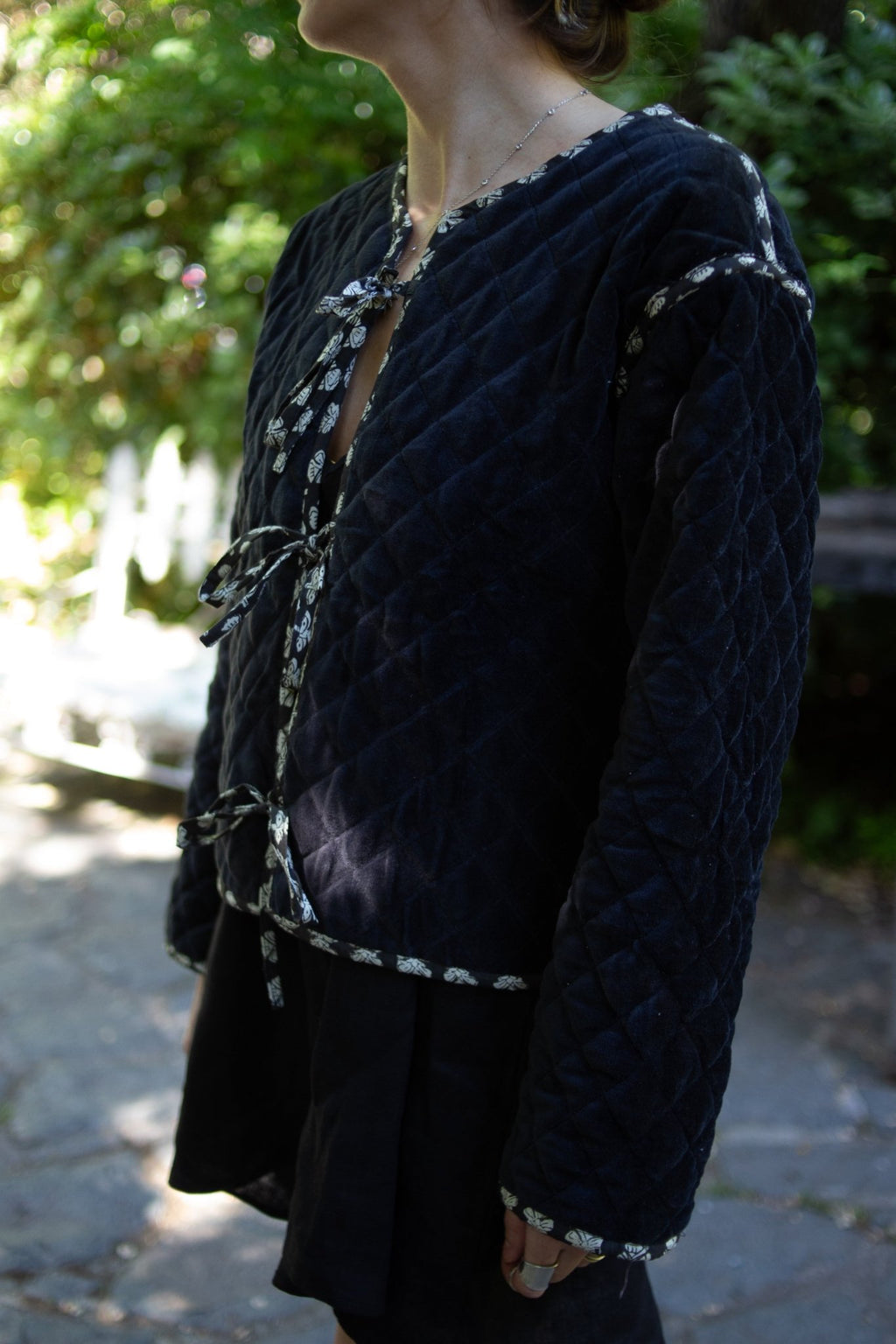 Chaqueta Block & Velvet - Vista Lateral cerrada lado terciopelo negro