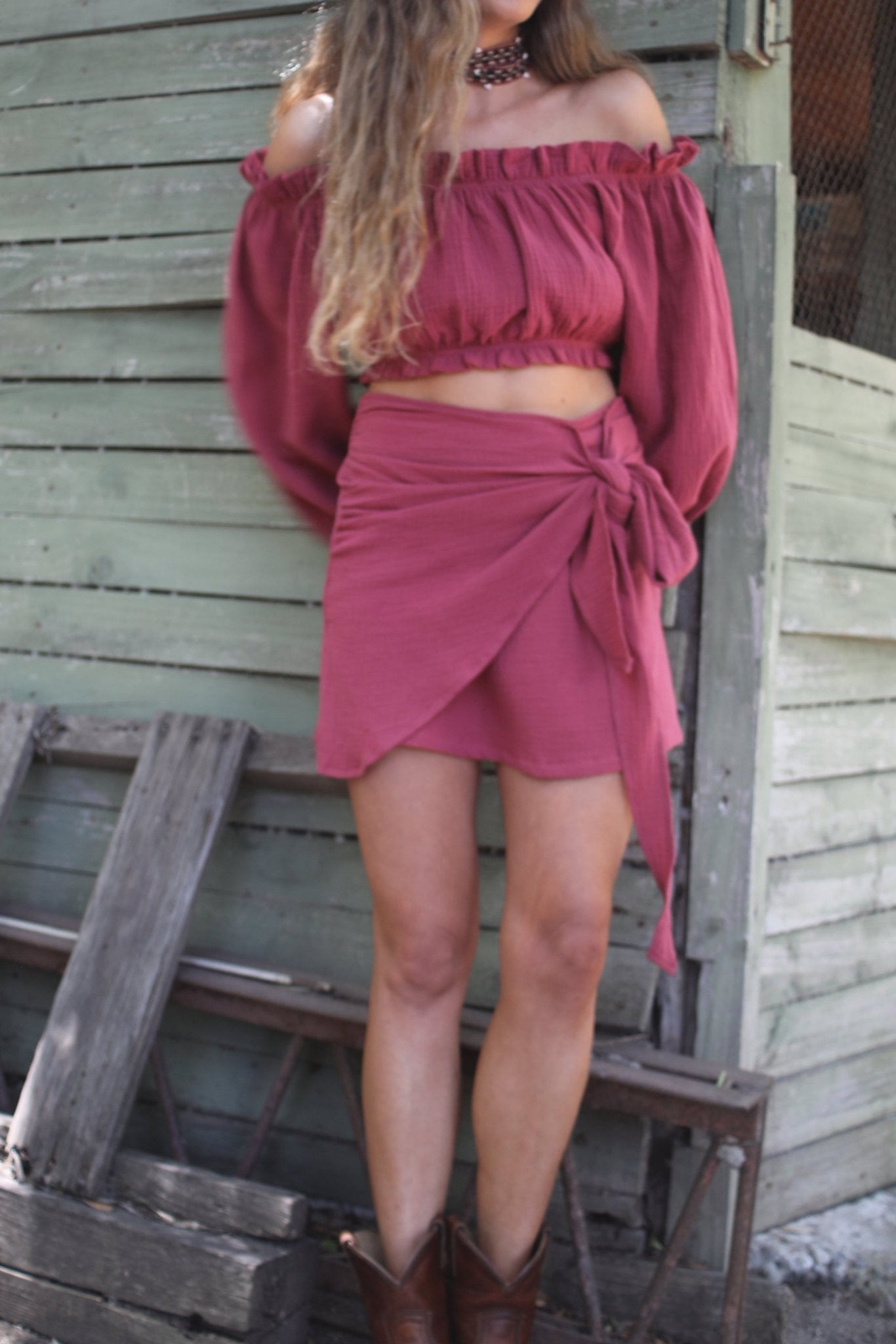 Conjunto de muselina burdeo - Vista frontal modelado en casa de campo