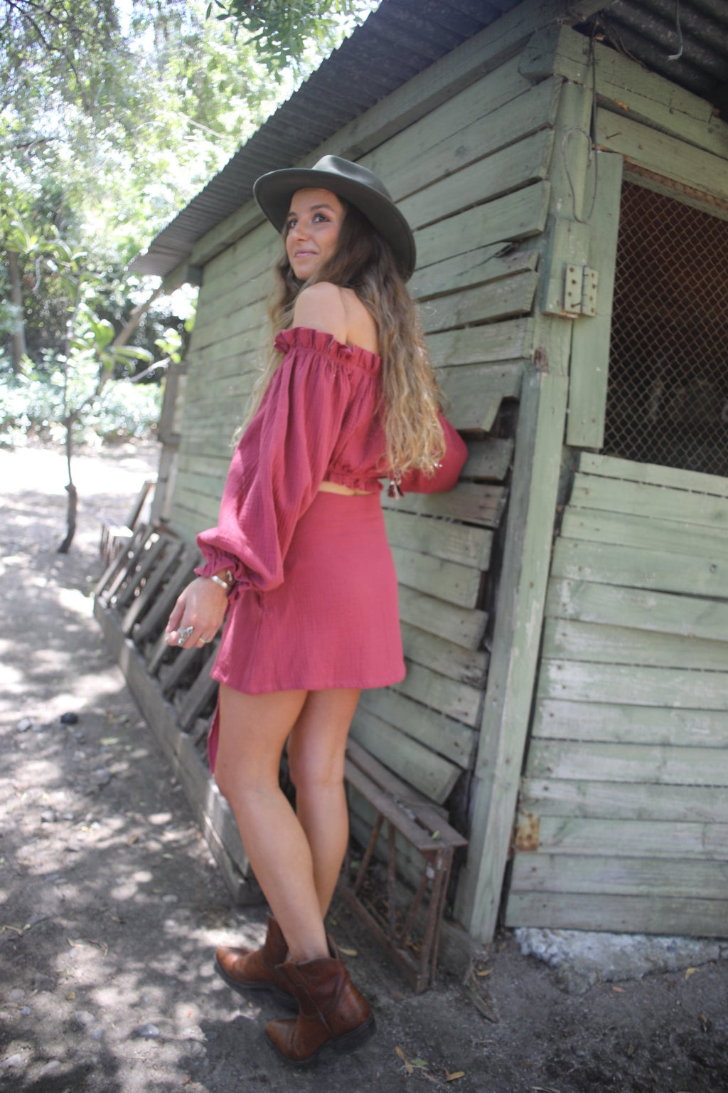 Conjunto de muselina burdeo claro - Vista lateral trasera modelado en casa de campo