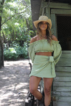 Conjunto de muselina verde oliva pastel - Vista frontal modelado en casa de campo