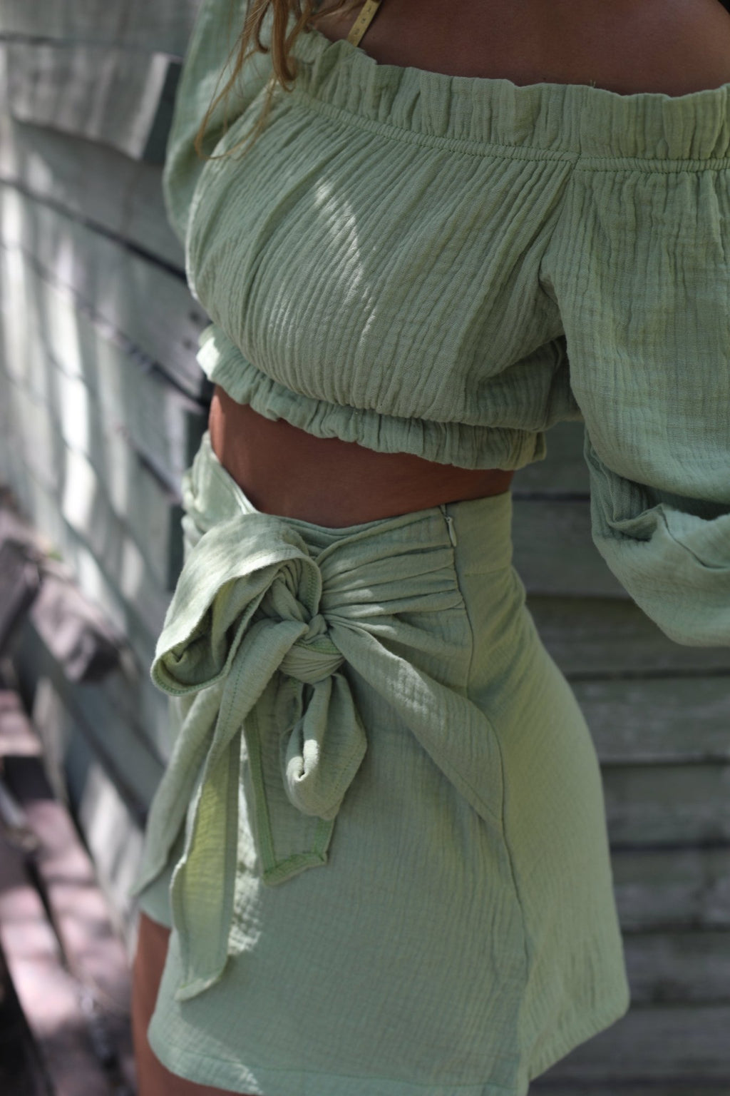 Conjunto de muselina verde oliva pastel - Vista lateral