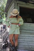 Conjunto de muselina verde oliva pastel - Vista frontal modelado en casa de campo