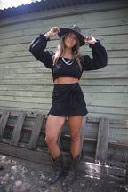 Conjunto de muselina negro - Vista frontal modelado en casa de campo