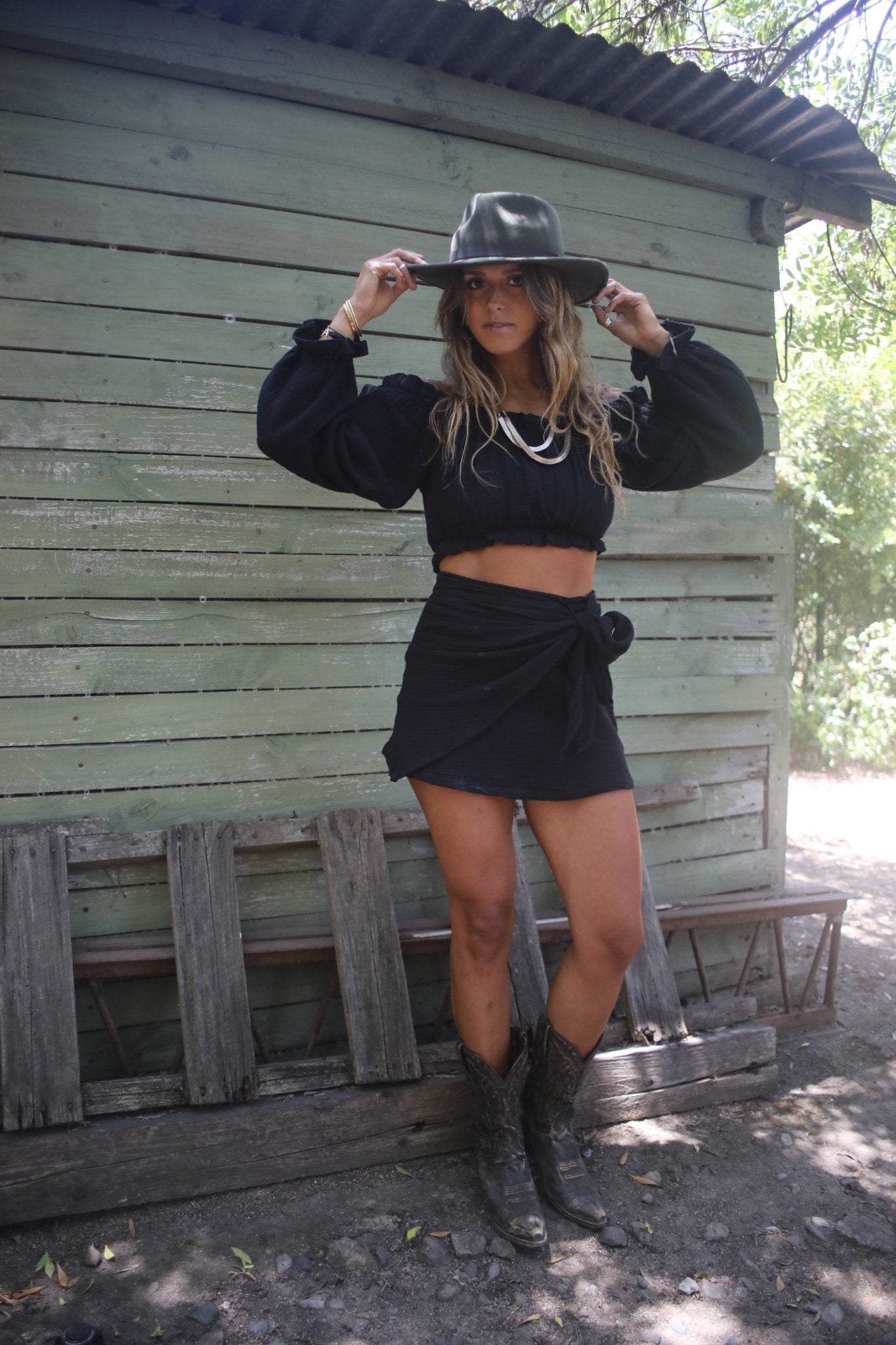 Conjunto de muselina negro - Vista frontal modelado en casita de campo