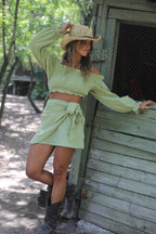 Conjunto de muselina verde oliva pastel - Vista frontal en casa de campo