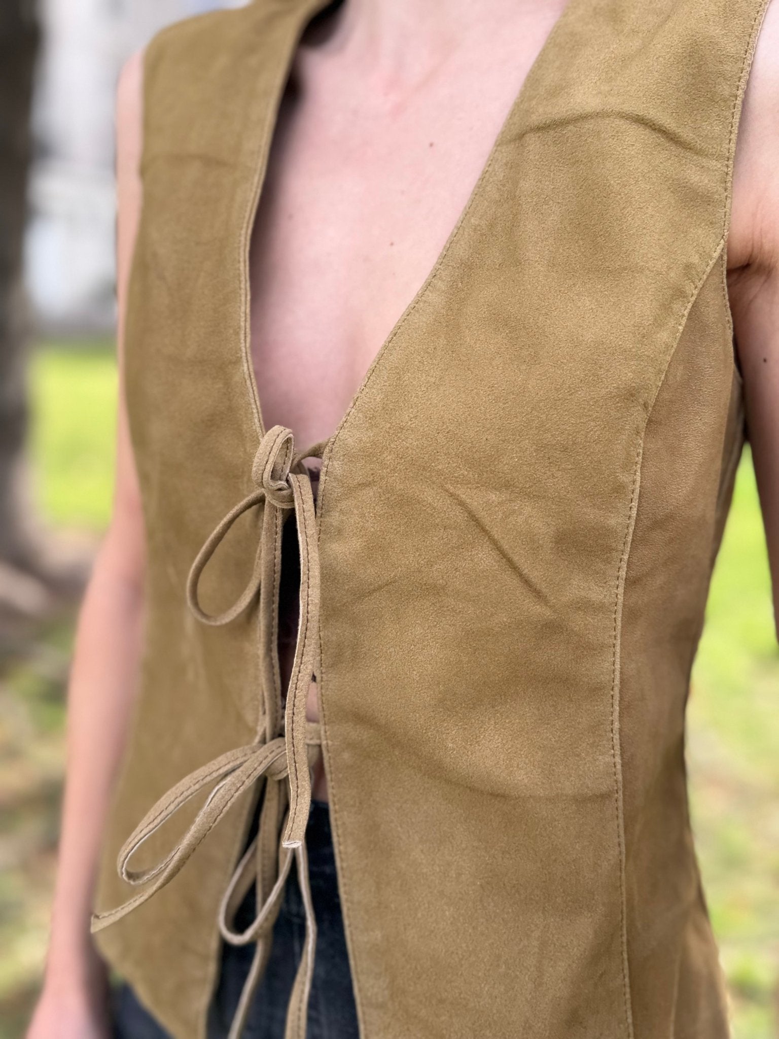 Chaleco camel de gamuza rústica con ierre de amarras - Vista lateral