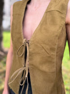 Chaleco camel de gamuza rústica con ierre de amarras - Vista lateral