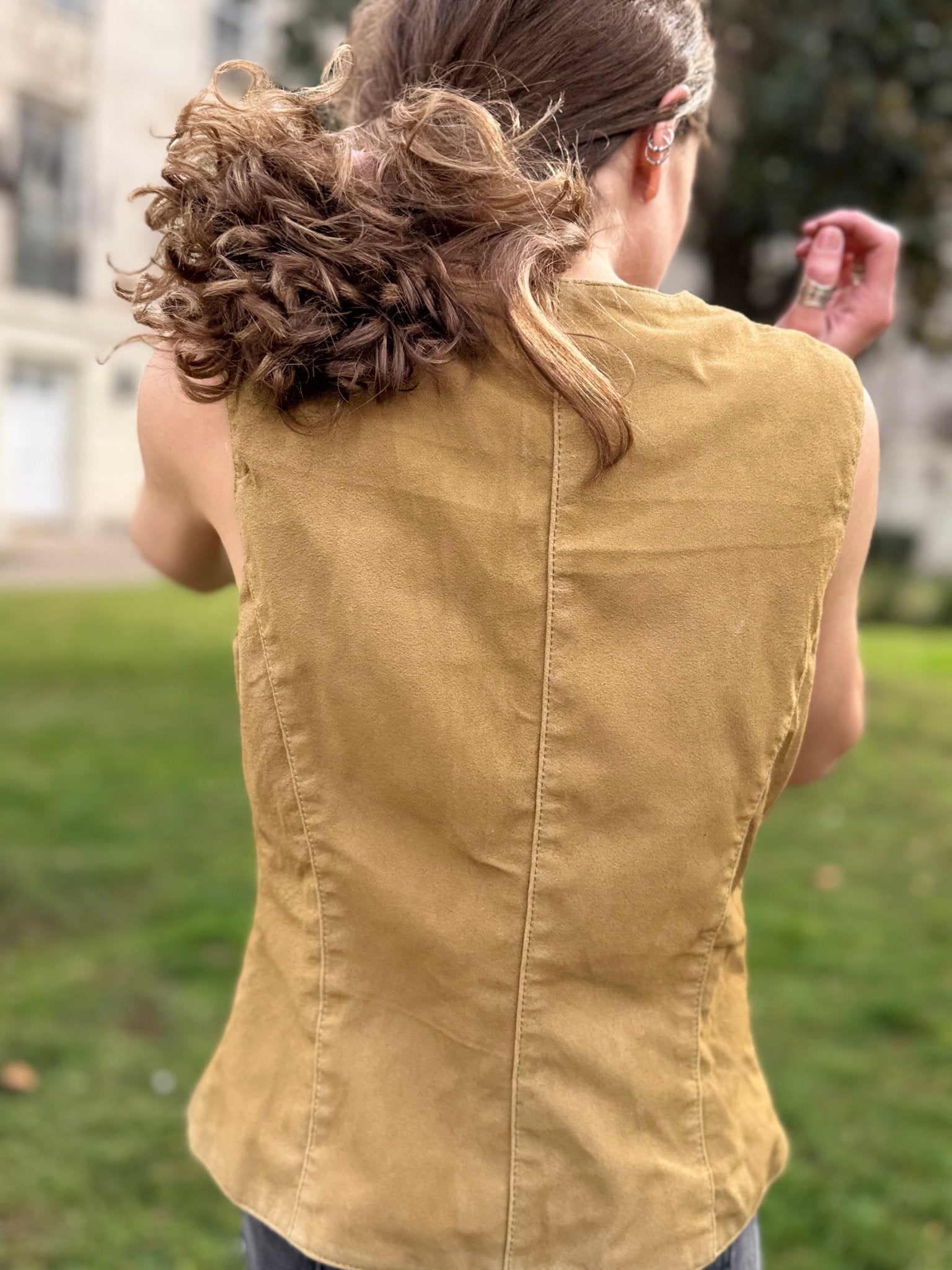 Chaleco camel de gamuza rústica con ierre de amarras - Vista trasera