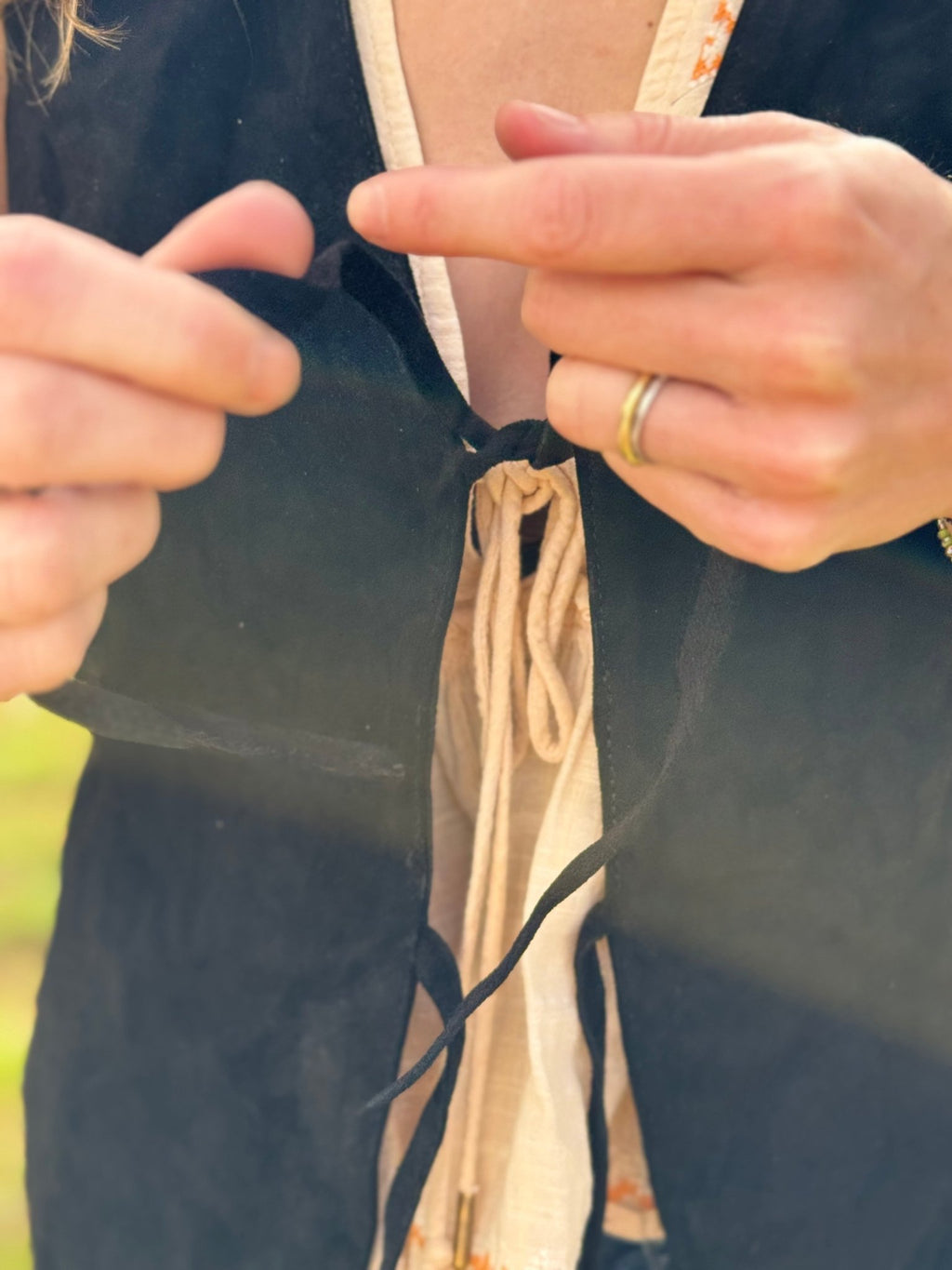 Chaleco negro de gamuza rústica con amarras de cinta - Amarrando cintas