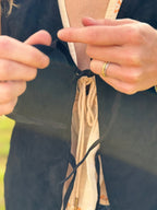 Chaleco negro de gamuza rústica con amarras de cinta - Amarrando cintas