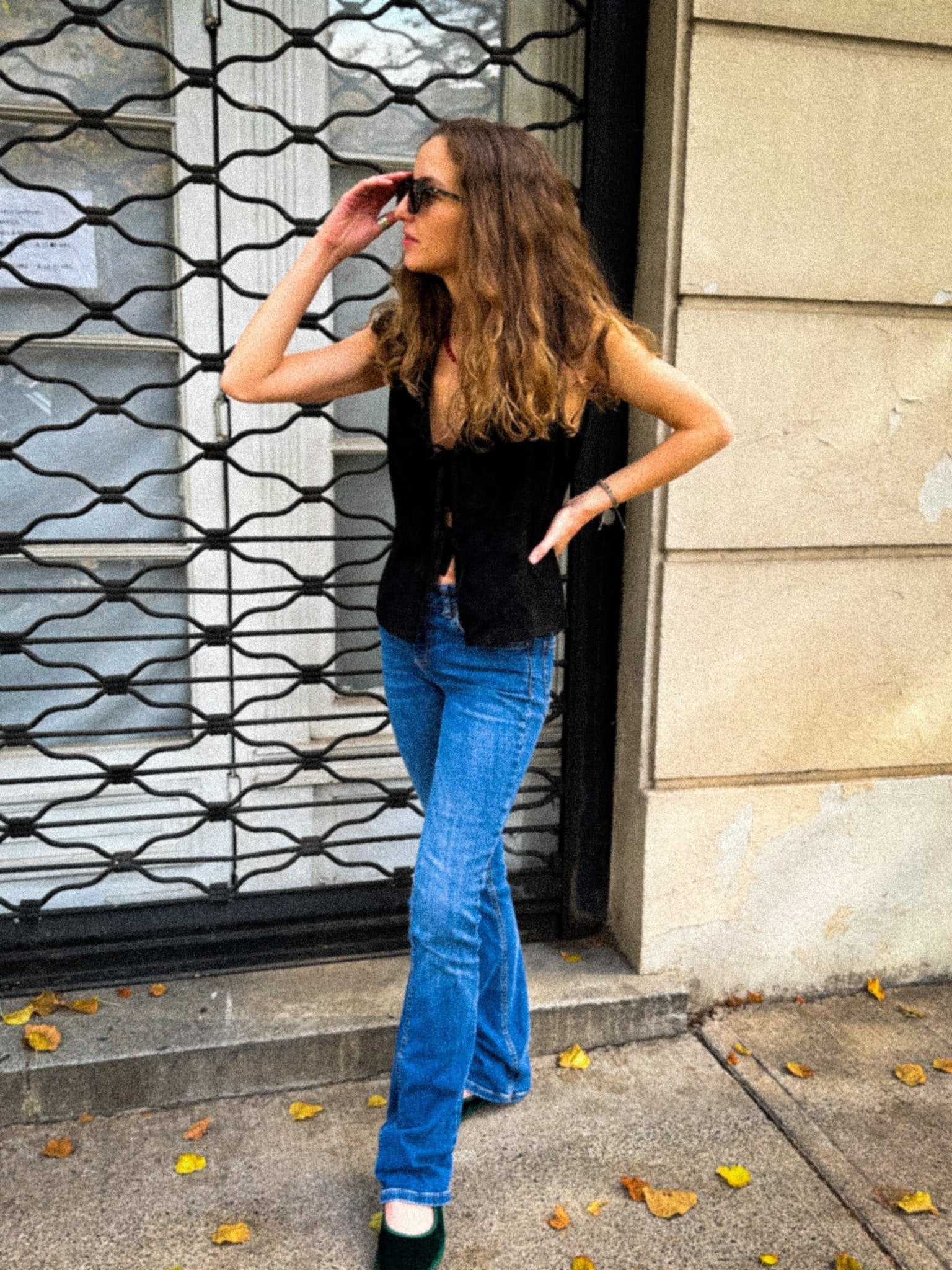 Chaleco negro de gamuza rústica con amarras de cinta - Foto casual