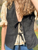 Chaleco negro de gamuza rústica con amarras de cinta - Vista frontal