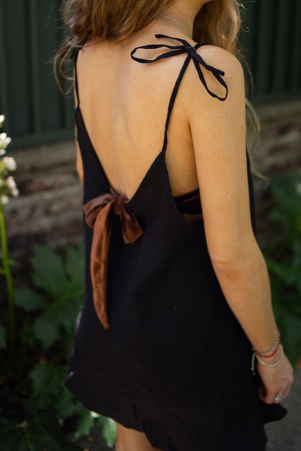 Vestido Lino Negro vista lateral detalle tirantes y espalda