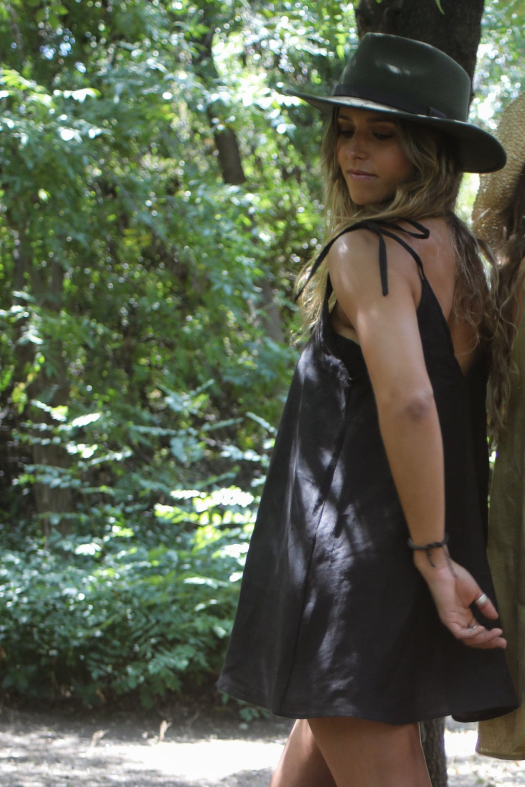 Vestido lino negro vista lateral