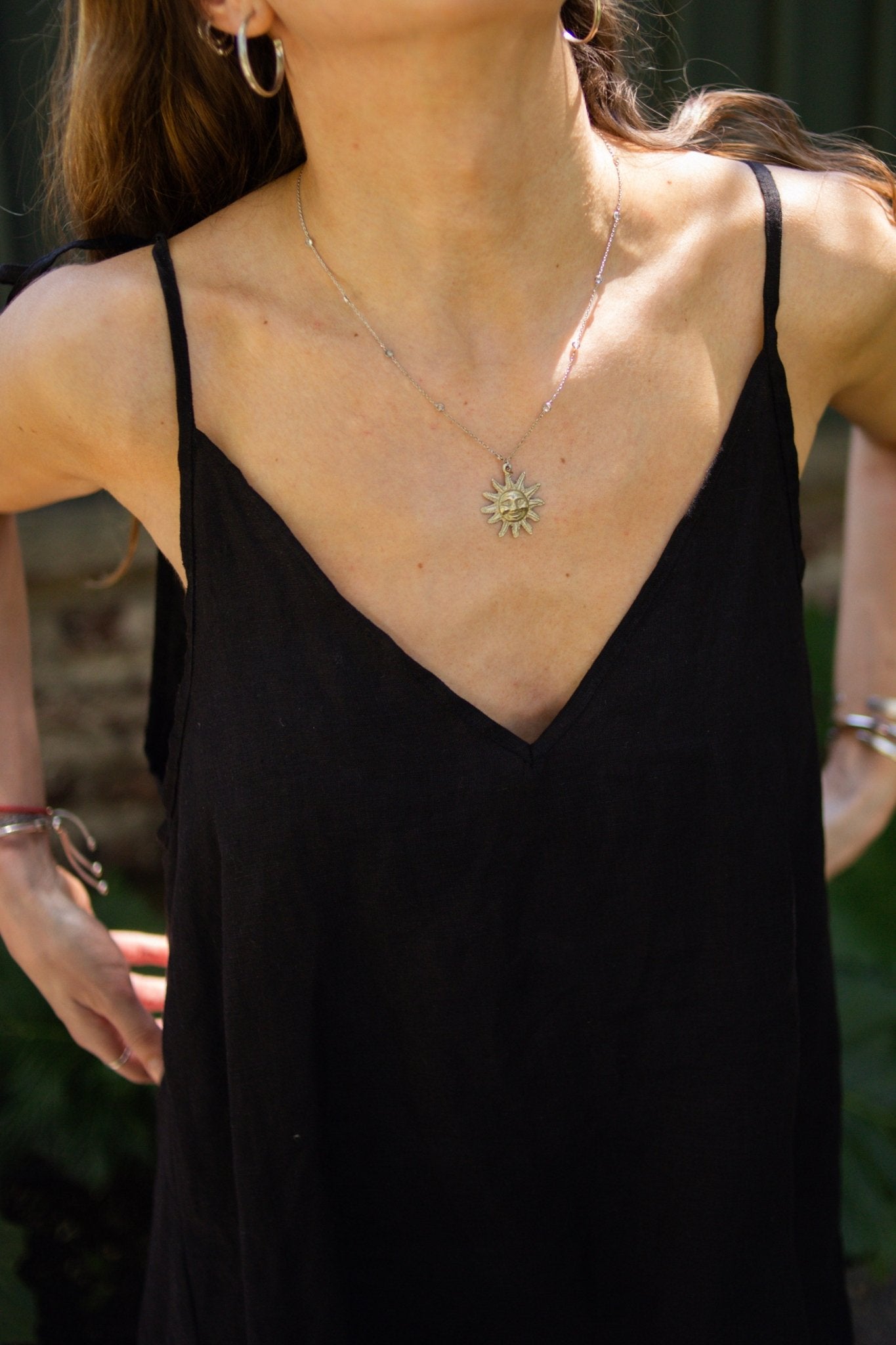 Vestido Lino Negro vista frontal detalle cuello